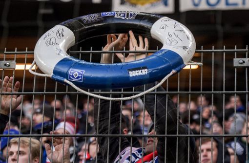Frustrierte HSV-Fans: Die Rettung ist für den Bundesliga-Dino in ganz weite Ferne gerückt. Foto: dpa