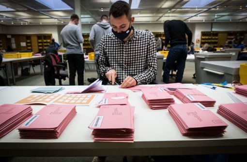 Das Auszählen der Briefwahlstimmen erfordert viel Arbeit. Foto: Lichtgut/Achim Zweygarth