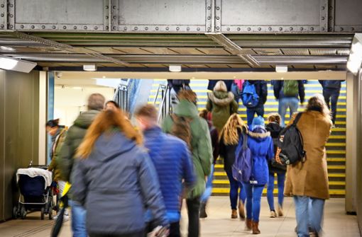 Die Unterführung am Bahnhof ist oft völlig überfüllt. Foto: factum//Simon Granville