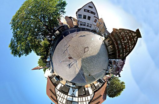 In der Uhlbacher Straße in Obertürkheim stecken viele spannende Geschichten. Das Globus-Foto enstand am Uhlbacher Platz. Foto: Oliver Hufen