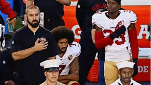 Colin Kaepernick kniet aus Protest während der Nationalhymne vor dem Spiel. Foto: AP