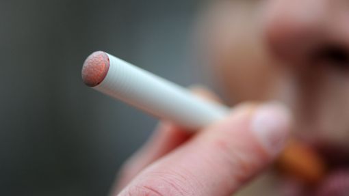 Die 15-Jährigen klagten über starke körperliche Beschwerden nach dem Rauchen der E-Zigarette. (Symbolfoto) Foto: dpa/Marcus Brandt