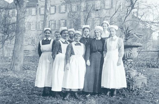 Rotkreuzschwestern vor dem Mutterhaus Hotel Herrmann in Bad Cannstatt anno 1921 Foto: wssrk