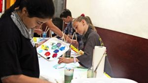 Die Jugendlichen malen mit dem Pinsel oder  der Hand. Foto: Eileen Breuer