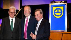 Ministerpräsident Winfried Kretschmann (links) und Ex-Ministerpräsident Günther  Oettinger sprachen bei der Abschiedsfete von Roland Klenk (Mitte). Foto: Ines Rudel