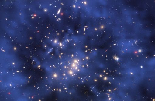 Dies am Dienstag (15.05.2007) vom europäischen Hubble-Zentrum veröffentlichte Bild zeigt einen Ring Dunkler Materie in einem fünf Milliarden Lichtjahre entfernten Galaxienhaufen. Foto: Hubble/Nasa/d/a