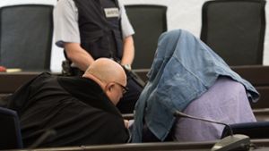 Günter H. (rechts) lässt das Urteil gegen ihn überprüfen. Er wird angeklagt, die beiden sogenannten Koffermorde in Stuttgart verübt zu haben.  Foto: dpa