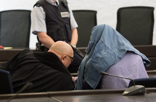 Günter H. (rechts) lässt das Urteil gegen ihn überprüfen. Er wird angeklagt, die beiden sogenannten Koffermorde in Stuttgart verübt zu haben.  Foto: dpa