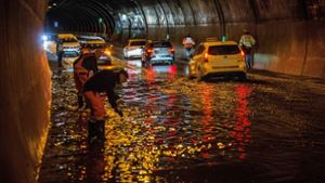 Voll Wasser gelaufen ist eine Unterführung in Vaihingen nach einem Starkregen. In der Nacht zum Freitag haben in vielen Teilen Deutschlands Unwetter gewütet. Foto: SDMG