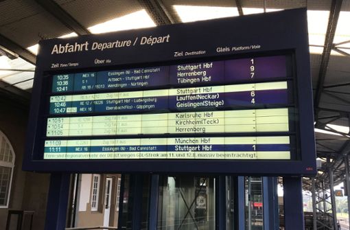 Die Anzeigentafel im Plochinger Bahnhof am Mittwochvormittag. Alle hell unterlegten Verbindungen fallen aus. Foto: oh