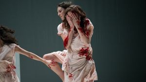 Blut ist die Farbe der Gewalt – Szene aus „Morsure“, ein choreografisches Theater, aufgeführt von Schauspielerinnen der Pariser Theaterhochschule Foto: ADK / Philip Henze