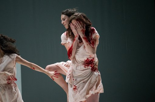 Blut ist die Farbe der Gewalt – Szene aus „Morsure“, ein choreografisches Theater, aufgeführt von Schauspielerinnen der Pariser Theaterhochschule Foto: ADK / Philip Henze