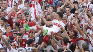 Benjamin Pavard lässt sich von den VfB-Fans feiern. Foto: Baumann