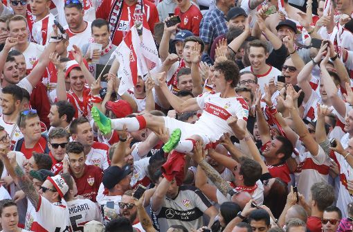 Benjamin Pavard lässt sich von den VfB-Fans feiern. Foto: Baumann