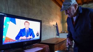 Präsident Macron verkündet den Franzosen seine Entscheidungen im Kampf gegen die Corona-Pandemie. Die Franzosen haben aber das Vertrauen in ihren Präsidenten verloren, die Krise wirklich meistern zu können. Foto: AFP/JEAN-FRANCOIS MONIER