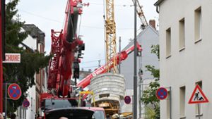 Ein Baukran stürzt in Wiesbaden auf ein Wohnhaus. Foto: dpa/Arne Dedert