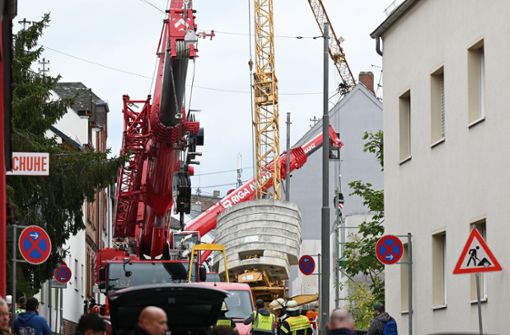Ein Baukran stürzt in Wiesbaden auf ein Wohnhaus. Foto: dpa/Arne Dedert