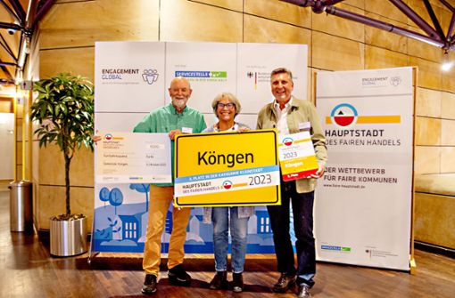 Die Köngener Delegation –   Hans-Martin Deh, Gerlinde Maier-Lamparter und Gemeinderat Gerhard Gorzellik (von links) –   freut sich über die Auszeichnung. Foto: Oliver Kordes