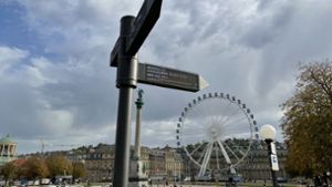 Stuttgart setzt am Schlossplatz auf digitale Anzeigetafeln. Foto: Katrin Maier-Sohn/StZN