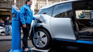 BMW will sich bis 2021 das Wissen für eine eigene Batteriezellen-Fabrik erarbeiten. Foto: AFP
