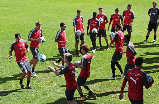VfB-Trainer Hannes Wolf lässt im Stubaital weiter mit hoher Intensität trainieren. Foto: Pressefoto Baumann