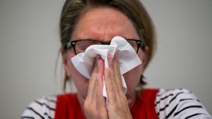 Wenn die Nase läuft und der Hals kratzt, greifen viele zu Hausmittelchen. Tipps rund um Erkältung und Erkältungsmythen. Foto: dpa