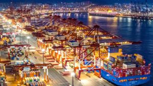 Container im Hafen von Qingdao – die Wirtschaft in China boomt. Foto: dpa/Yu Fangping