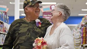 Larry Spiering und Becky Smith heirateten in einem Supermarkt. Foto: Pittsburgh Tribune-Review/AP