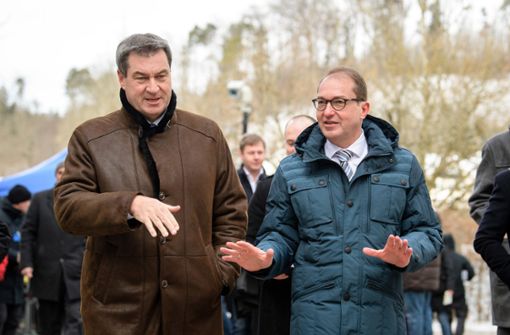 Markus Söder (links) und Alexander Dobrindt von der CSU wollen wieder konstruktiv arbeiten. Foto: dpa