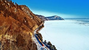 Am Baikal, dem tiefsten  und ältesten See der Welt, führt ein alter  Streckenteil der Transsibirischen Eisenbahn dicht am Ufer entlang. Foto: Dennis Schmelz