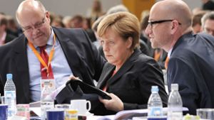Angela Merkel zwischen Kanzleramtschef Peter Altmaier (links) und Generalsekretär Peter Tauber. Foto: dpa