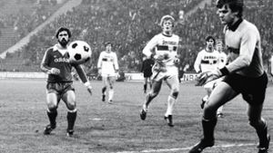 Sind wichtiger Bestandteil der VfB-Jubiläumself unseres Sportredakteurs: die beiden Aufstiegshelden Karlheinz Förster (Mitte) und Helmut Roleder (rechts), hier im Spiel beim FC Bayern München in der Saison  1977/78. Foto: Baumann