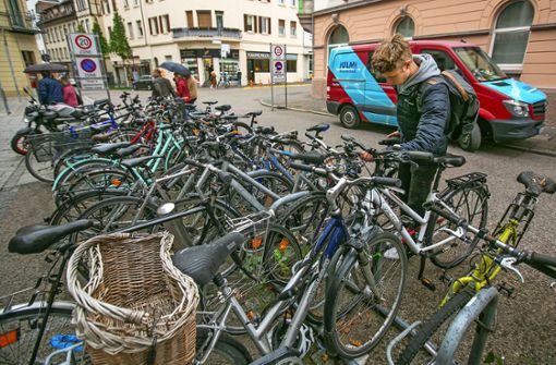 Bislang sind Fahrradparkplätze im Esslinger Bahnhofsbereich knapp. Foto: Roberto Bulgrin