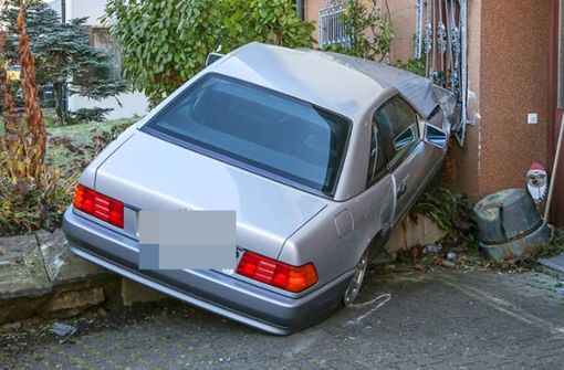 Das Auto der 80-Jährigen landete in einer Hauswand. Foto: 7aktuell.de//Zambito