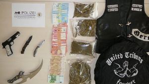 Waffen, Drogen und Kutten der rockerähnlichen United Tribuns - das förderten Ermittlungen der Polizei in Nürtingen zutage. Foto: Polizei
