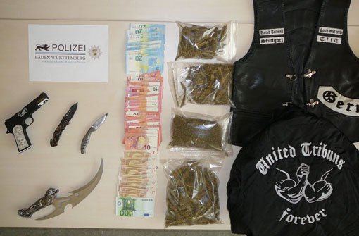 Waffen, Drogen und Kutten der rockerähnlichen United Tribuns - das förderten Ermittlungen der Polizei in Nürtingen zutage. Foto: Polizei