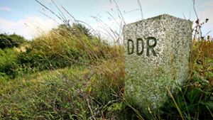 Ein Grenzstein erinnert an die ehemalige innerdeutsche Grenze auf dem Warteberg nahe Klettenberg in Sachsen-Anhalt. Foto: picture alliance/dpa/Martin Schutt