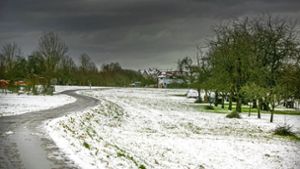 Während in Esslingen der Schnee wieder geschmolzen ist, blieben die Spuren des Unwetters in Baltmannsweiler liegen. Foto: Roberto Bulgrin