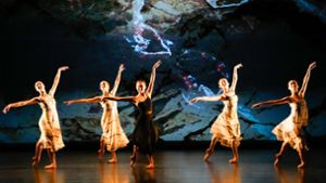 Tänzerinnen in Emanuele Babicis Stück „Veritas vos libertat“  beeindruckten mit  klassischer und  lebendig fließender Bewegungssprache. Foto: Stuttgarter Ballett/Roman Novitzky