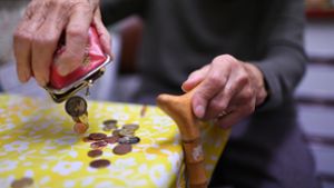 Jede Münze zählt: Eine Rentnerin mit ihrem Inhalt ihres Geldbeutel. Foto: Felix Kästle/dpa