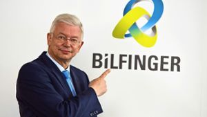 Roland Koch steht im Mai auf der Hauptversammlung des Bilfinger-Konzerns vor dem Firmenlogo – jetzt hat er seinen Rückzug angekündigt Foto: dpa