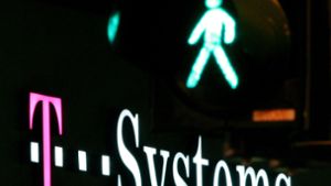 Schriftzug von T-Systems in der Nähe einer Ampel. Die Telekom-Tochter baut radikal um – und sollte dabei ihre Mitarbeiter besser einbeziehen. Foto: AP