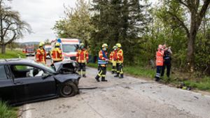 Auto prallt gegen Baum – zwei Schwerverletzte