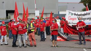 Etwa 250 Menschen demonstrierten gegen den Abbau von 300 Arbeitsplätzen bei Eberspächer in Esslingen. Foto: Ines Rudel