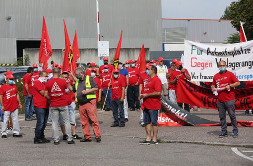 Etwa 250 Menschen demonstrierten gegen den Abbau von 300 Arbeitsplätzen bei Eberspächer in Esslingen. Foto: Ines Rudel