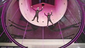 Scheinbar schwerelos: Beim Indoor Skydiving kann man, ähnlich wie bei einem Fallschirmsprung, in der Luft schweben. Foto: TTE GmbH
