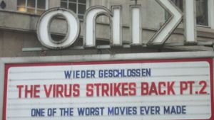 Eines der am häufigsten fotografierten Motive während der Pandemie in Stuttgart: die Betreiber des Kinos Delphi an der Tübinger Straße kommentieren das Pandemie-Geschehen Foto: Martin Wetter