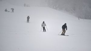 Wegen des Wetters saßen einige Skifahrer in der Schweiz in ihren Gondeln fest (Symbolbild). In Deutschland hatte das Sturmtief massive Schäden angerichtet. Foto: dpa