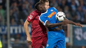 Ungleiches Duell: VfB-Verteidiger Toni Sunjic und Bochum-Stürmer Peniel Mlapa. Foto: dpa