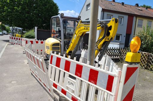 Kein Baggerführer in Sicht: still ruht die Baustelle im Rotkehlchenweg. Foto: Patricia Sigerist